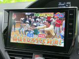 テレビ番組を画面で視聴できる装備を備えています。お出かけ先で停車している間の待ち時間などに映像を楽しめるため、車内で過ごす時間をより便利に活用できます。