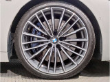 【BMWアロイホイル】軽量かつ強度に拘ったアロイホイル。走行性能ポテンシャルを引き出す設計。車の足元を引き締めてくれる大きなポイントはアロイホイルです。