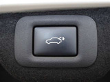 パワーバックドアを装備しています。バックドアを運転席からも開閉できます、便利ですよ。