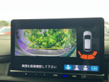 後方カメラの映像と車両周囲の案内表示を確認でき、駐車時の周辺把握をサポートします。画面上のガイドも目安にしながら、後退時に障害物との距離を確認しやすい装備です。