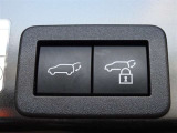 パワーバックドアを装備しています。バックドアを運転席からも開閉できます、便利ですよ。