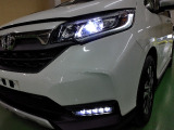 より遠くま照らす安心感のあるLEDヘッドライトとLEDフォグを採用。ウィンカーと連動し交差点などで進行方向の内側を照らし、右左折時の歩行者などをより見やすくするアクティブコーナーリングライト機能も装備