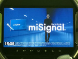 停車中にテレビ映像を視聴でき、休憩時間などを過ごす際に活用できます。画面に番組映像が表示される装備で、停車時の車内時間に楽しみを添えてくれます。