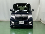 LEDヘッドライトを装備しています。LEDヘッドライトはとても明るく、雨の日や夜間走行も安全・安心です。オートライトコントロール付きで周囲の明るさに応じて自動で点灯・消灯します