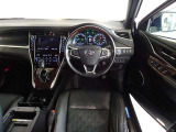 ウッド調と革巻きステアリングで快適な操作性の運転席です。