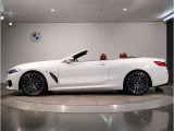 【拘りのFR】BMWが多く採用するFR車。ダイレクトでスポーティな加速感・シャープなハンドリングを実現。縦置きエンジンレイアウトにより、フラットで上質な乗り味です。