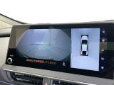 パノラミックビューモニターを装備。駐車場や交差点でクルマを真上から見るように周囲を確認できます。機能の詳細は販売店スタッフまでおたずねください。