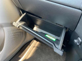 ちょっとした小物を入れられる収納スペース!車検証入れなどスッキリまとめることができます!