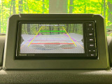 【バックカメラ】駐車時に後方がリアルタイム映像で確認できます。大型商業施設や立体駐車場での駐車時や、夜間のバック時に大活躍!運転スキルに関わらず、今や必須となった装備のひとつです!
