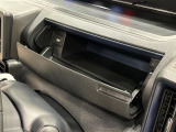 小物が収納できる運転席側インパネアッパーボックス。 ボックス内にはUSBソケットが一口。