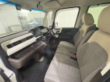 すわり心地の良い運転席・助手席です。長時間のドライブの疲れ軽減に貢献します。どうぞ快適なドライブを♪