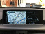ドライバー中心に設計されたBMWのコクピットはナビゲーションシステムもドライバーーが見やすい角度に調整されております。