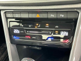 タッチコントロール式2ゾーンフルオートエアコンパネル。運転席、助手席それぞれ独立して温度管理が可能です。花粉やダストを除去するフレッシュエアフィルターも装備され、クリーンな室内環境を保ちます。