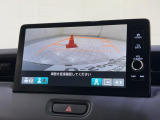【マルチカメラ】前後左右に付いたカメラ映像をもとに、車を上空から見下ろしたように表示!狭い駐車場での車庫入れや道でのすれ違い時も安心です