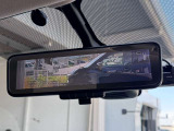 インテリジェントルームミラー搭載で、車の後方に設置されたカメラ映像を映し出してシートバックやヘッドレスト、同乗者に視界が遮られることがなく視認性が非常に良いです