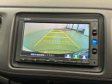 リバースギアに入れるだけで後方の表示へ切り替わります。夜間や雨の日の駐車も楽になりますよ。