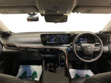 運転席側はコックピットのような「包まれ感」、助手席側は「開放感」をインテリア!席ごとのパーソナル空間が演出されています!柔らかな素材と金属加飾のコントラストがモダンさを感じさせてくれます!