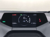【トップマウントメーター】7インチディスプレイにミニマルなグラフィックメーターやLEDインジケーターを表示します。視線移動少なく表示が確認できる、運転に集中しやすい構成となっています。