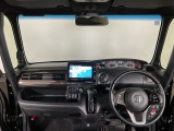 【前方視界】開放的な前方視界!運転がしやすく疲れにくいです♪窓が大きく、見通しがとっても良いおクルマですよ♪