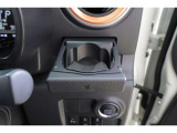 ハンドルの右側にドリンクホルダーがございます!手に取りやすい位置にありますので運転中の水分補給もラクラクです♪