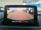 後退時の後方確認を補助するバックカメラ映像を確認できます。