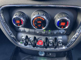 ★2ゾーン・オートマチック・エア・コンディショナー★運転席、助手席で独立した温度設定が可能です!