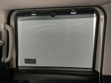 【ロールサンシェイド】日差しがまぶしい時などにロールサンシェードをスッと引き出し高い遮光率で、安眠を妨げません。
