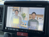 映像を画面で楽しめるモニターを装備しています。停車中の休憩時間などに、画面表示を活用してお過ごしいただけます。操作部も画面下にまとまっています。