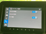 BluetoothやWi-Fiの設定項目が画面に表示され、接続状況を確認しながら利用できます。よく使う機能を画面上で確かめやすく、日常の移動を便利にする装備です。
