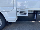 左側の荷台ステップです