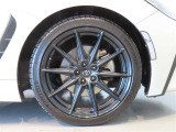 純正のアルミホイール装着車です。タイヤサイズは215/40R18です。