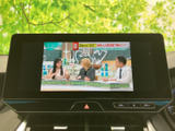 停車中にテレビ番組を楽しめるディスプレイを備え、画面の見やすさにも配慮された室内です。音量調整などの操作部も手の届きやすい位置にまとまり、日常の移動を快適にサポートします。