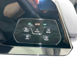 タッチコントロール。ライト機能やアシストシステムなどのスイッチを、指先で触れることによりスムーズに操作できます。