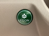 エンジンやエアコンなどクルマ全体の動きを燃費優先で自動制御するECONモード。空調など快適性を優先したいときは、スイッチ1つでOFFにすることも可能です。