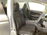 【前席】体を包み込むような形状でホールド感のあるフロントシート。しっかりと支えてくれるので長時間の運転を快適にサポートしてくれます。もちろん足元もゆったりしてますのでおくつろぎいただけます♪