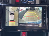 後方の映像に加え、車両周辺を上から見た表示も確認できます。駐車時に周囲や進行方向を把握する目安になり、画面上のガイド表示も含めて、車庫入れや切り返しをサポートします。