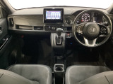 車内は光触媒抗菌消臭施工済です。スタイリッシュなデザインでスポーティなインパネ周りを演出します。グローブボックスやカップホルダーのほかにトレーなどたくさんの収納スペースが付いています。