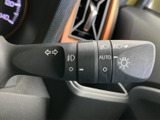 レバー上には各種表示がまとまり、必要な設定を確認しやすい配置です。運転席から手元で扱えるため、走行中も視線の移動を抑えながら操作に移りやすい装備です。