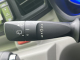 各操作の表示がレバー上に見やすく示され、運転席から位置を確認しやすい配置です。雨天時など状況に応じて使える機能がまとまり、日常の運転を支えます。
