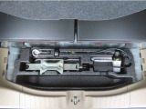 【車載工具】パンクなどのもしもの時に役立つ車載工具があります。ジャッキなどが装備されています。