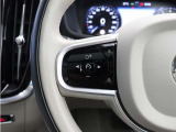 前方車を自動追従するアダプティブクルーズコントロールに加え、ステアリング操舵も行う進化型クルーズ『パイロットアシスト』を搭載。車体を車線内へと適正に維持しつつ先行車を忠実に追従します。