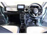 ドライバーを包み込むように、ディスプレーやスイッチ、コンソールを配置。座った瞬間から運転への期待が!空間そのものの心地よさにこだわっています。