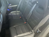 後部座席は前席よりも少し高く設定しており、視線が高くなる為、酔いにくくなっております。細かな配慮も欠かさないメルセデスを是非ご検討下さい。