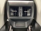 後部座席にもエアコンの吹き出し口があるので車内全体を快適に過ごすことができます。