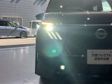夜間走行の様々な局面に対し、LEDヘッドランプで視認性をしっかり確保。ハロゲンヘッドランプのおおよそ2倍の光量で、広範囲に明るくドライバーをサポートしてくれます。