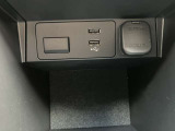 アームレストにも収納部を設けていて、小物の片付けに役立ちます。