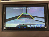 リバースギアに入れるだけで後方の表示へ切り替わります。夜間や雨の日の駐車も楽になりますよ。
