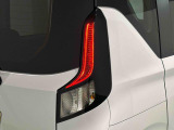 急ブレーキを後続車にお知らせするエマージェンシーストップシグナル機能付きLEDリヤコンビネーションランプ(LEDストップランプ)