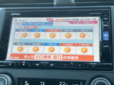 テレビ画面では天気予報の番組を表示しており、停車中に映像や情報を視聴したい場面で活用できます。画面上に番組内容が見やすく表示され、休憩時間などにも便利な装備です。