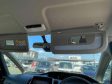 運転席と助手席にはバニティーミラーが装備されております。